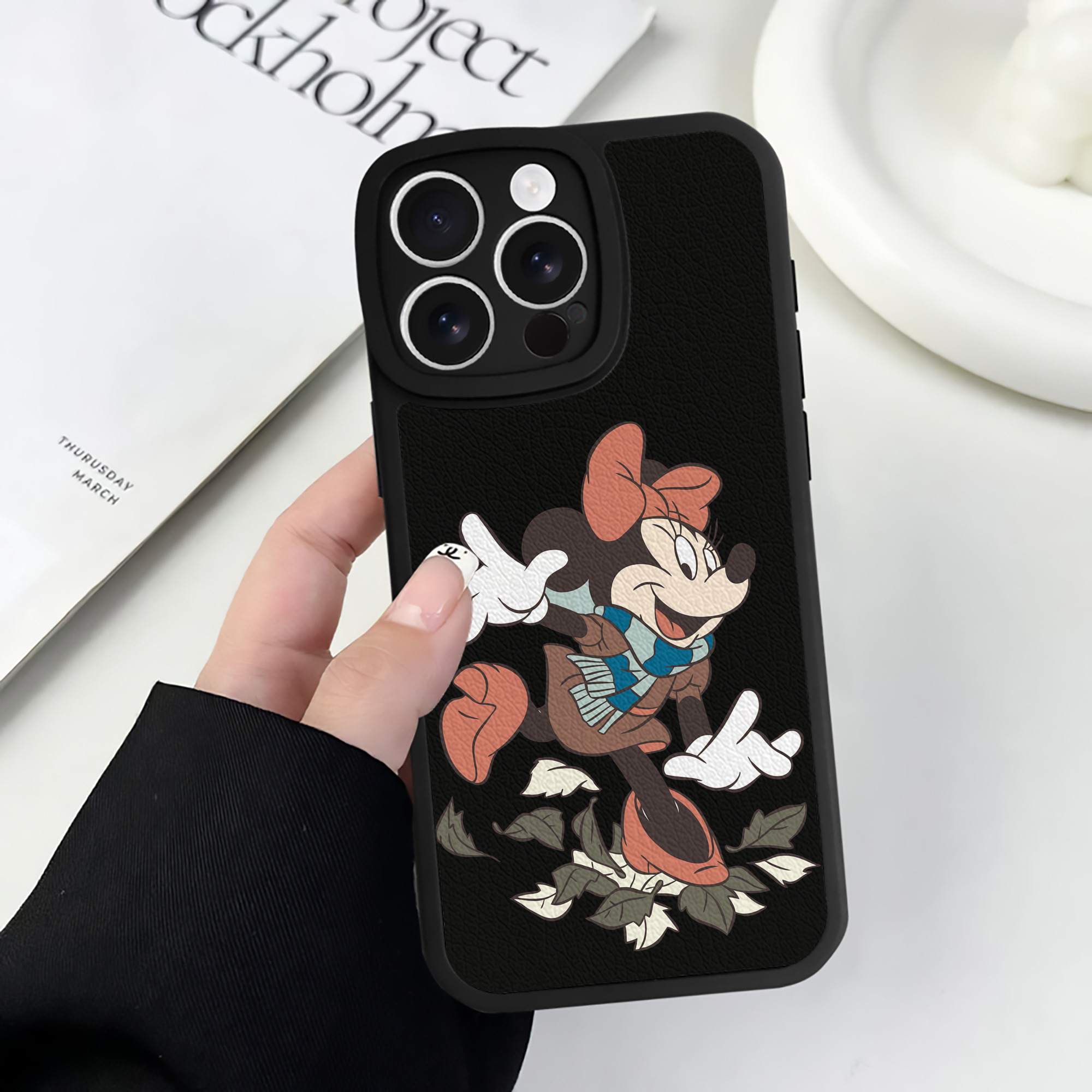 （画像用） ミッキーマウス Mickey Mouse 【iPhone 16シリーズ対応】シリコンスマホケース（レザー調） 材質：シリコン